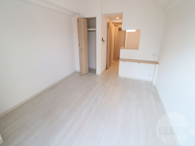 居室・リビング　約８．４帖の洋室です