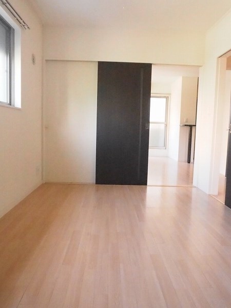 その他部屋・スペース　明るい寝室です。