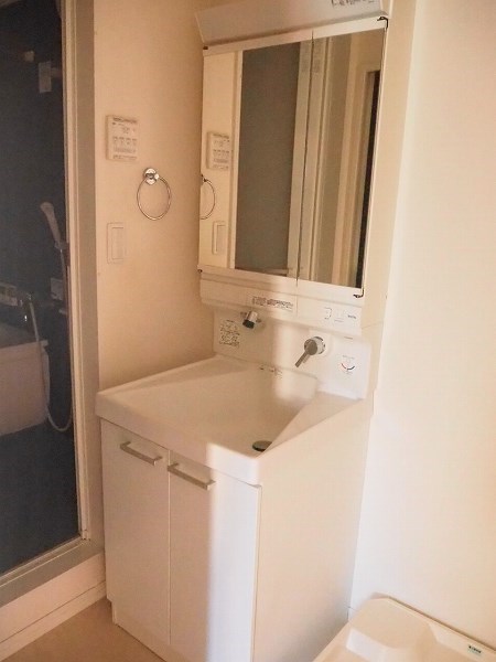 洗面設備　脱衣所に独立洗面台があります。