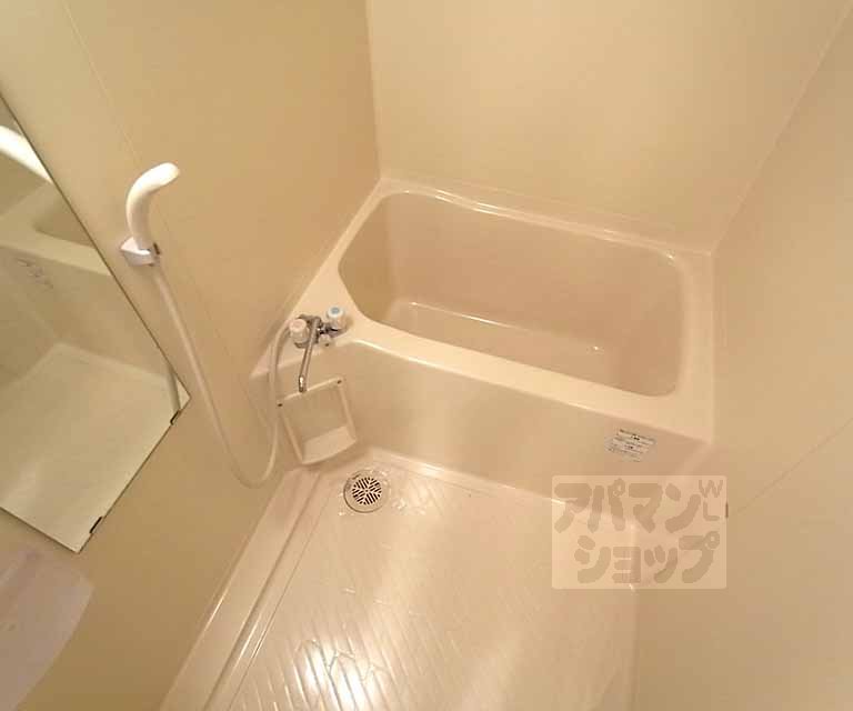 バス・シャワールーム　鏡付きのお風呂