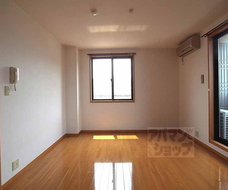 居室・リビング　洋室８．２帖・窓が多く明るいお部屋です。