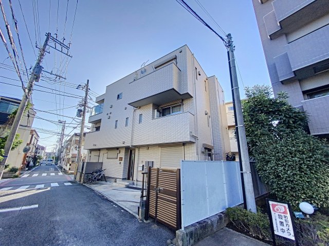 建物外観　京浜急行本線「鶴見市場駅」徒歩5分のマンションです。