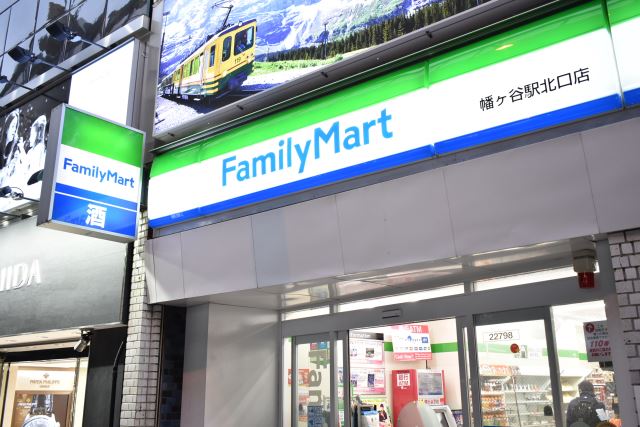 コンビニ　ファミリーマート（コンビニ）まで340m