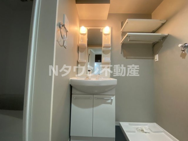 洗面設備　独立洗面台、朝の身支度には欠かせません