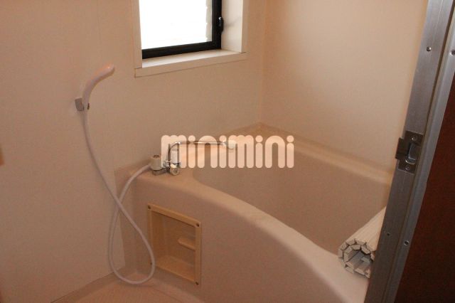 バス・シャワールーム　窓付き浴室