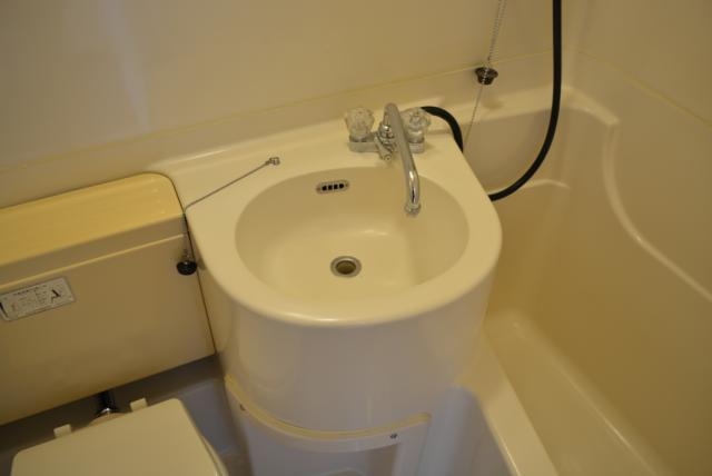 洗面設備　綺麗な洗面台です。