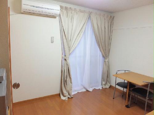 居室・リビング　フローリング仕様テーブルは折りたたむことができます