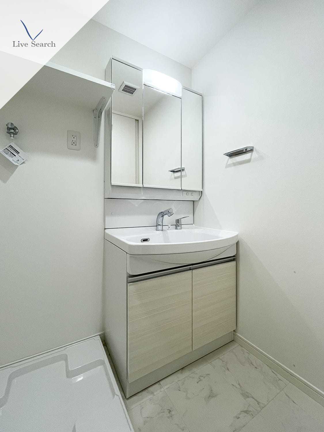 洗面設備　独立洗面台、朝の身支度には欠かせません