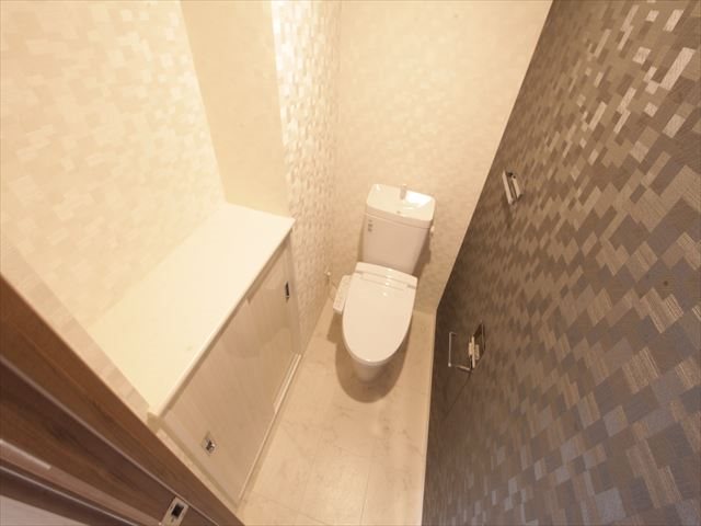 トイレ　温水洗浄便座付トイレ（収納完備）