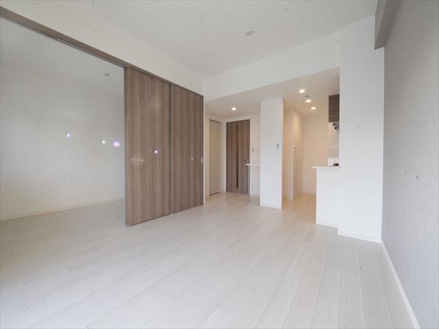 居室・リビング　リビング12.7帖　エアコン完備　バルコニーに面しています