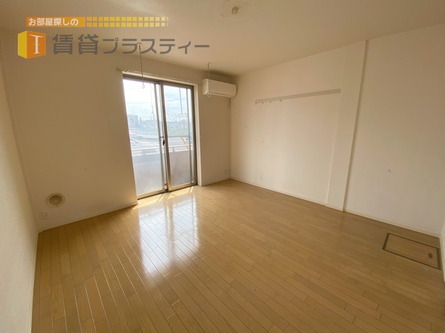 居室・リビング　広々と８帖。