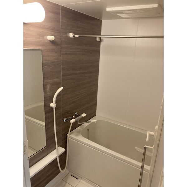 バス・シャワールーム　※写真は同じマンションの違う部屋のものになります。