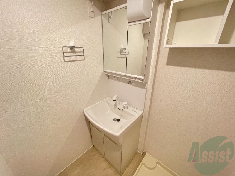 洗面設備　独立洗面台になっているので忙しい朝もばっちりですね。