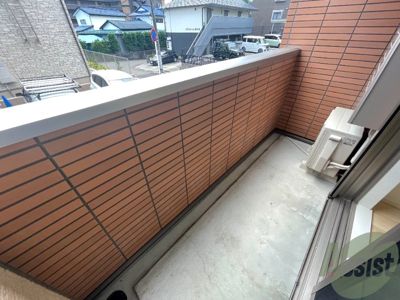 バルコニー　バルコニーが付いているので晴れた日は洗濯物が沢山干せますね。