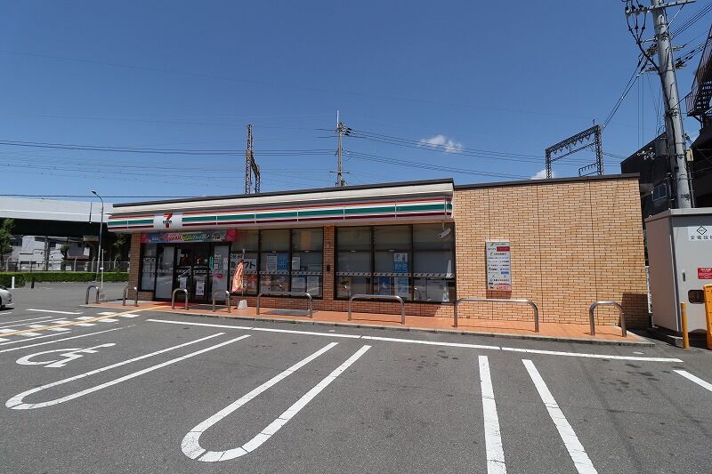 コンビニ　セブンイレブン東大阪俊徳町3丁目店（コンビニ）まで168m