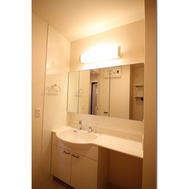 洗面設備　収納たっぷり３面鏡♪