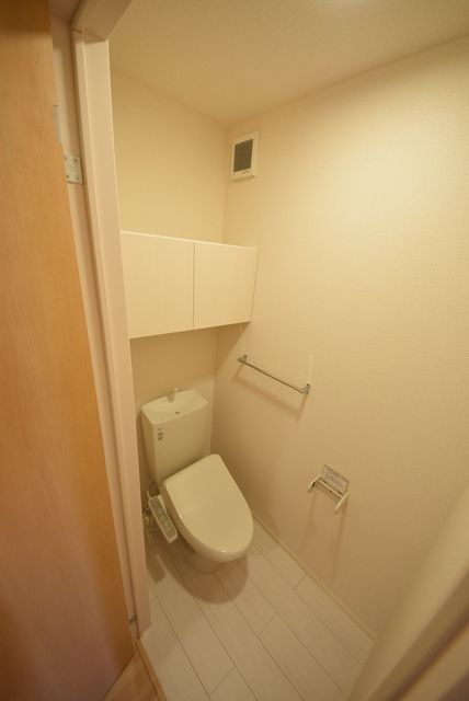 トイレ　トイレ内収納棚ついてます