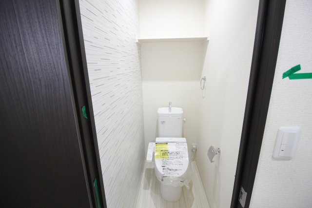 トイレ　洗浄付き暖房便座完備?収納棚も便利です?