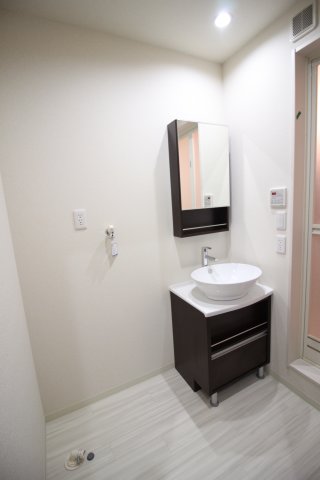 洗面設備　室内洗濯機置場と可愛い洗面台♪