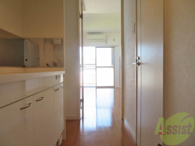 玄関　玄関からも陽の光が見えて、気持ちが良いですね。