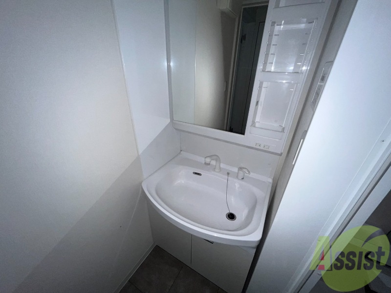 洗面設備　洗面台はこちら、広々して使いやすそうですね。