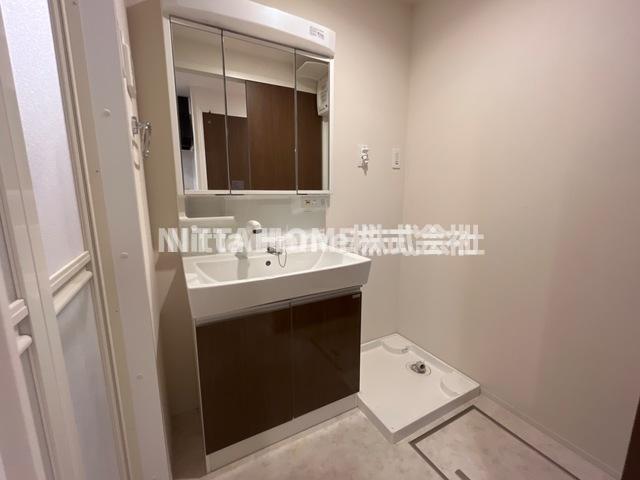 洗面設備　シャワー付きの洗面台朝の準備も楽々です(^^♪