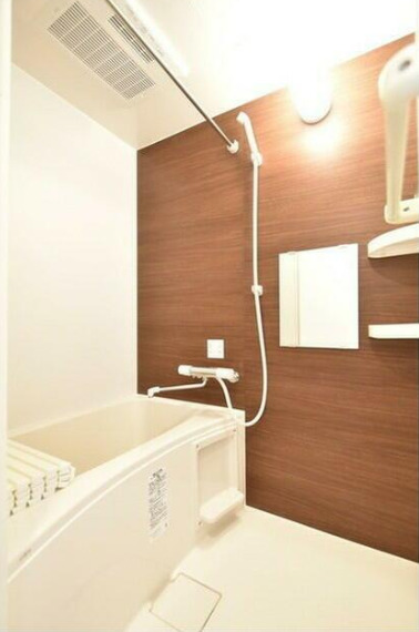 バス・シャワールーム　清潔感のあるバスルームです。