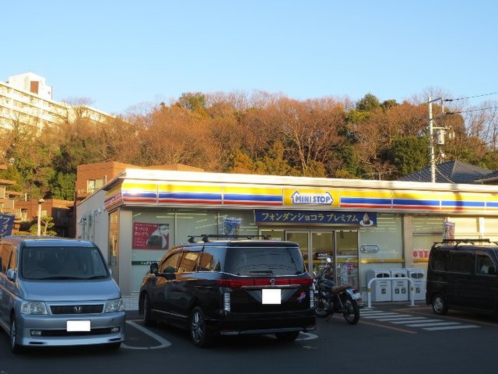 コンビニ　ミニストップ 　港北日吉本町店（コンビニ）まで308m