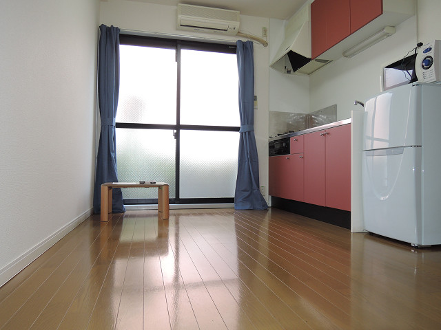 居室・リビング　エアコン・テーブル・カーテン付