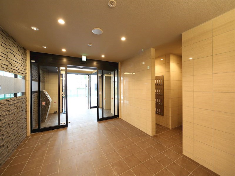 エントランス　エントランス　オートロック　宅配ＢＯＸ　防犯カメラ