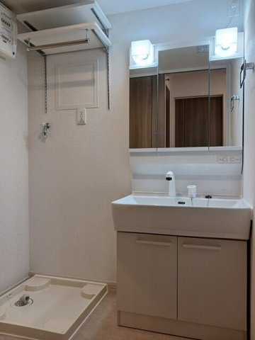 洗面設備　明るい洗面所です