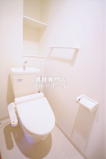 トイレ　シャワートイレ！後ろの収納が便利です！