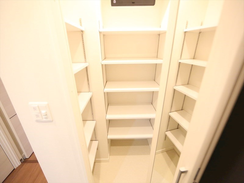 玄関　玄関　シューズクローク付（収納充実してます）