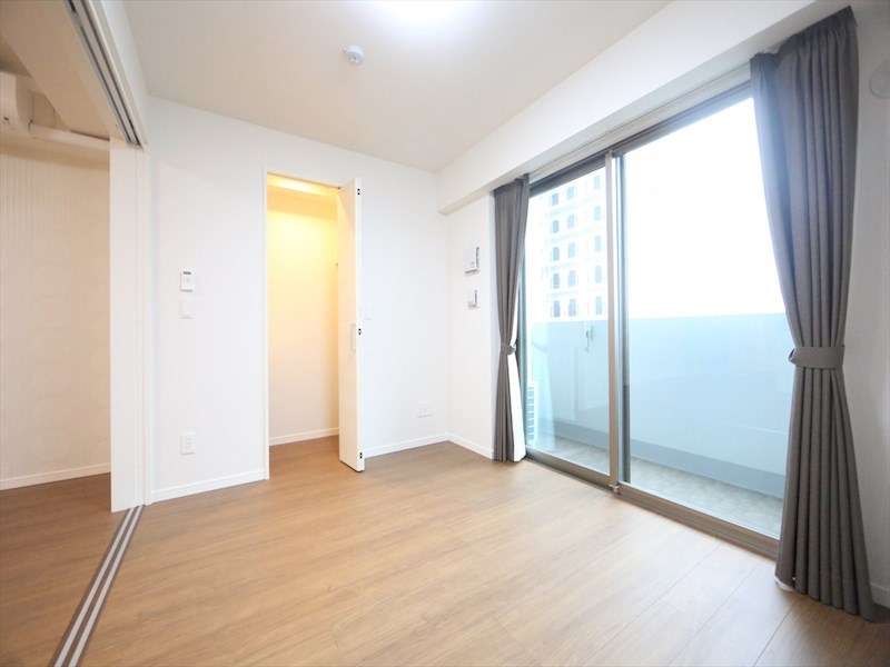 その他部屋・スペース　洋室5.3帖　ウォークインクローゼット付　南面バルコニー