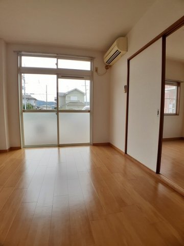 居室・リビング　明るい色調の室内です