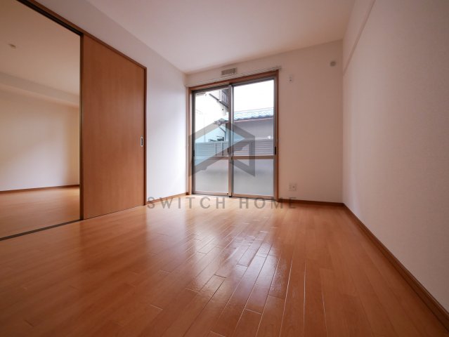 その他部屋・スペース　開放的な寝室です