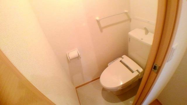 トイレ　落ち着いた色調のトイレです