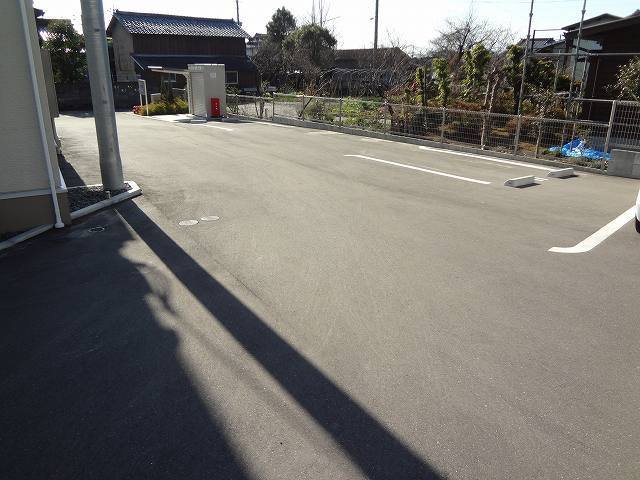 駐車場　駐車場があるので、車を買う予定の方も安心です