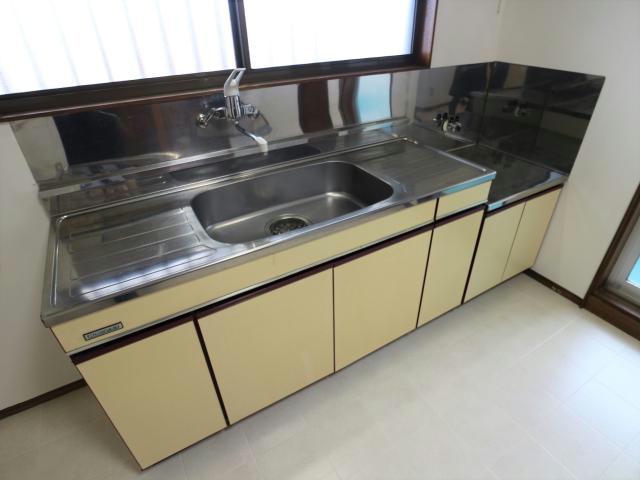 キッチン　作業台が広めです