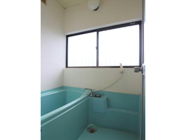 バス・シャワールーム　窓があって明るい浴室