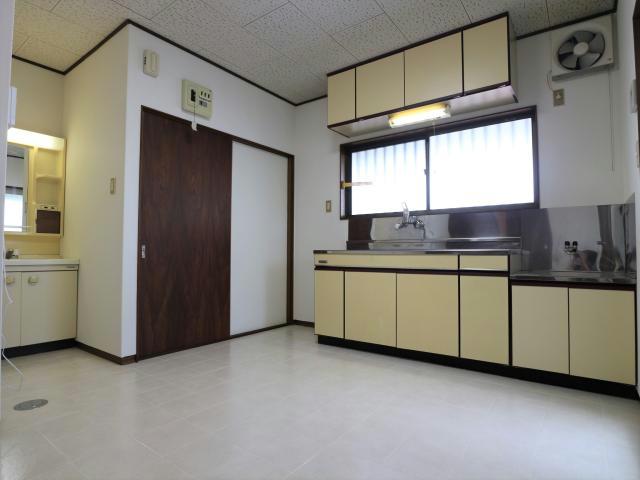 その他設備　キッチンに窓あり