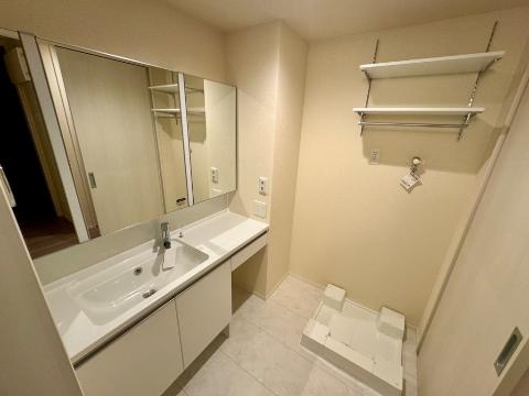 洗面設備　大型鏡洗面台