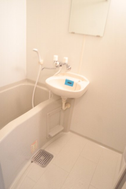 バス・シャワールーム　洗面台付きの清潔なお風呂です。