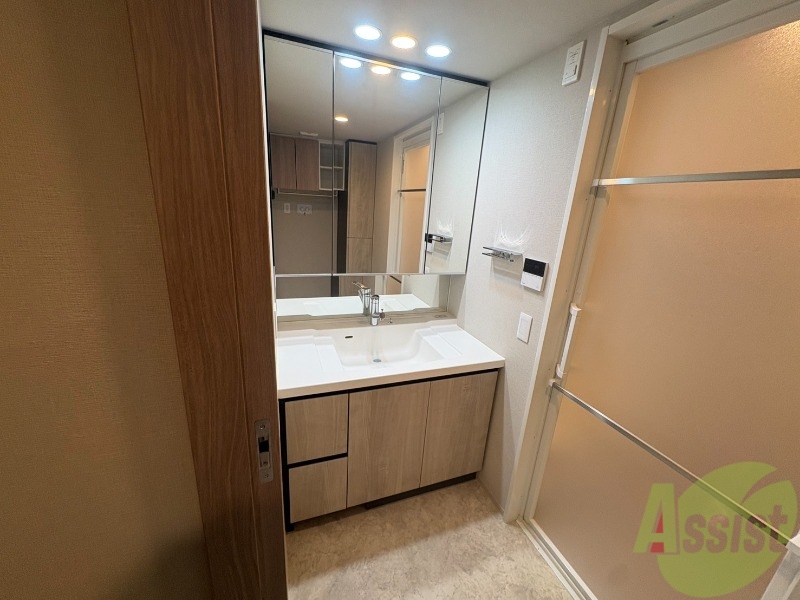 洗面設備　独立洗面台です。大きくてよいですね。シャンプーもできます！