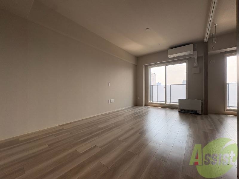 居室・リビング　木目のフローリングは落ち着きのある印象のお部屋になりますね。