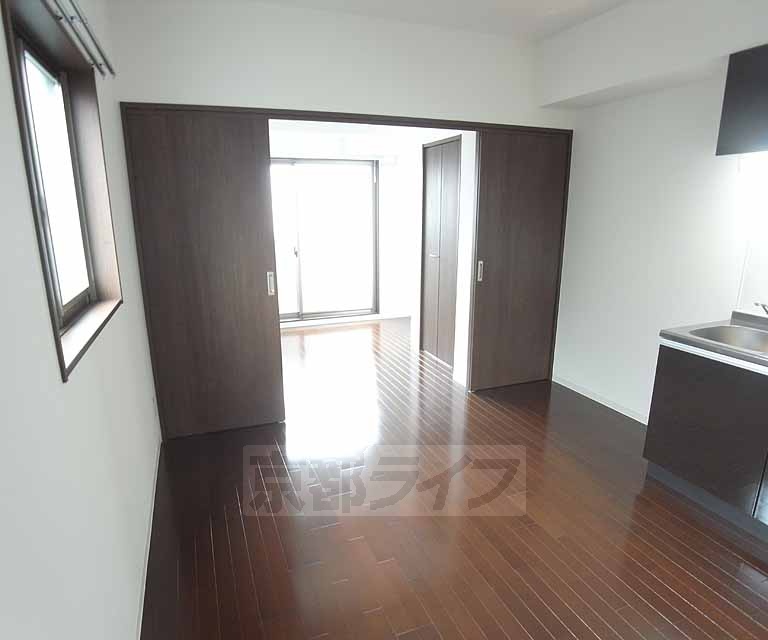 居室・リビング　寝食を分けられる１ＤＫタイプです！