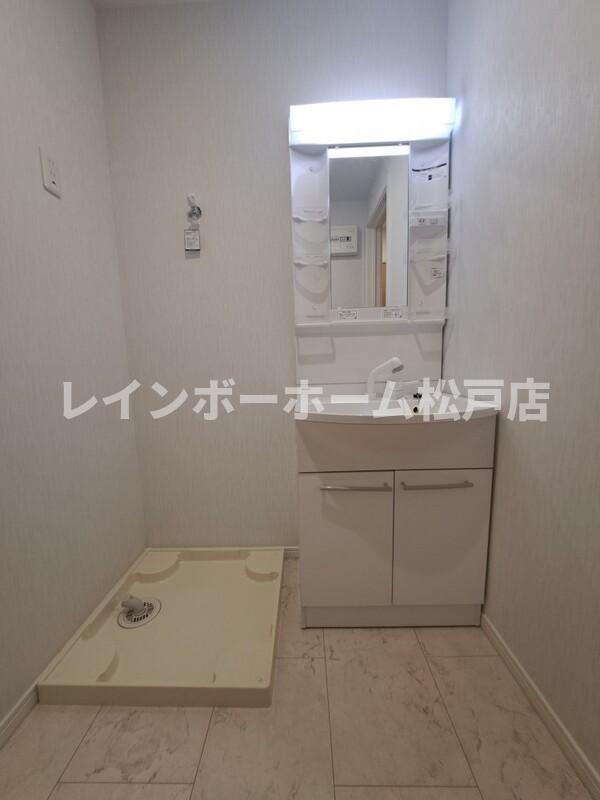 洗面設備　ゆったりとスペースのある洗面所