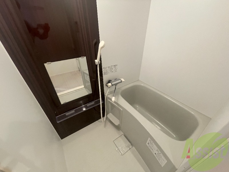 バス・シャワールーム　バスルームは狭すぎず、シャワーも浴びやすそうです。