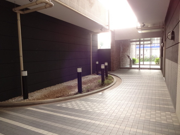 ロビー　中庭のある共用部