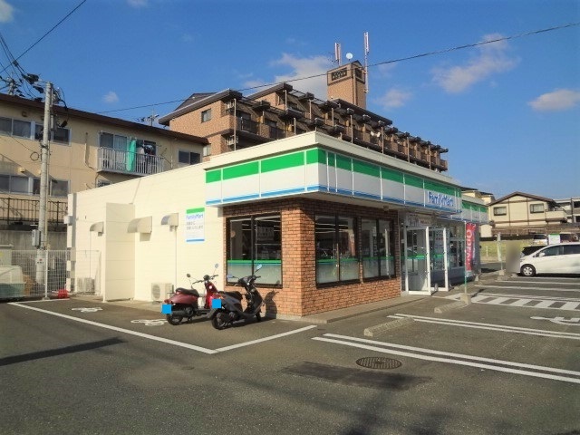 コンビニ　ファミリーマート黒髪６丁目店（コンビニ）まで640m